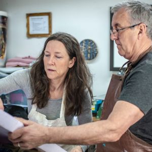 Tiina og Sean jobber med en skumplate i studio