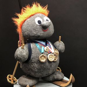En karikatur-skulptur av en skiskytter