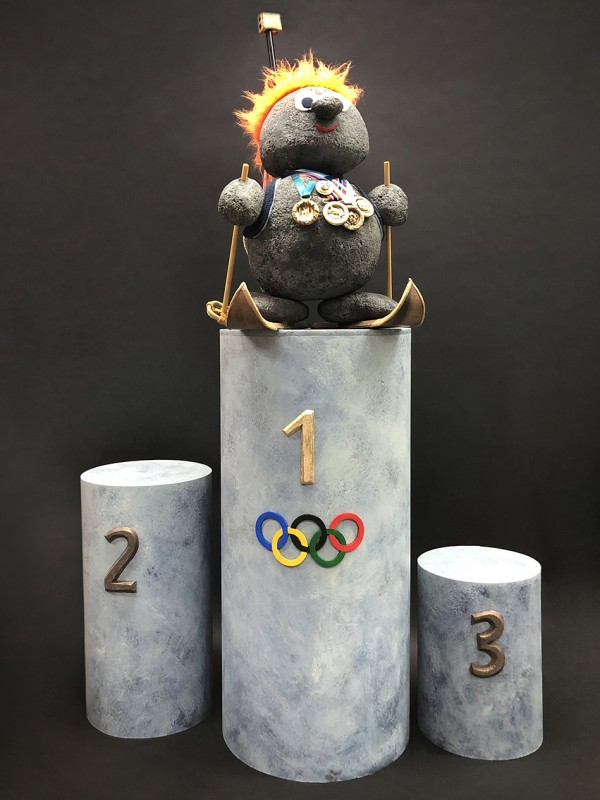 En karikatur-skulptur av en skiskytter