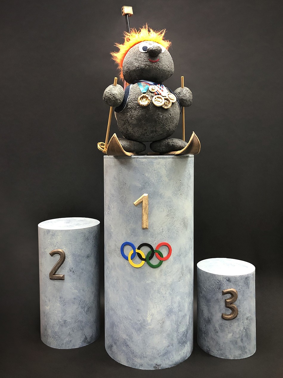 En karikatur-skulptur av en skiskytter