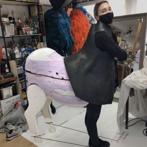 Danseren tester esel-figuren.