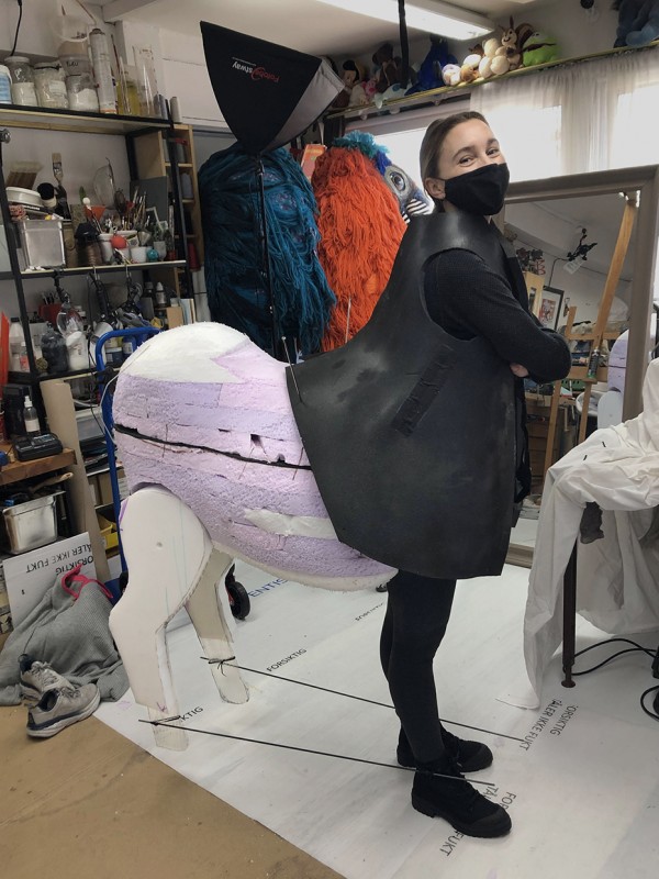 Danseren tester esel-figuren.